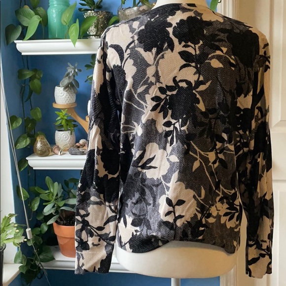 🌺Karen Scott floral, button, petite cardigan🌺 - Picture 5 of 6